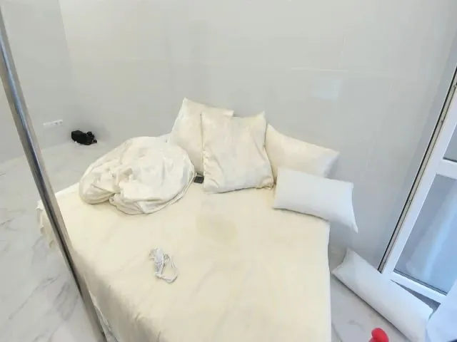 Live sex webcam photo for SuperSexyNat #254957686