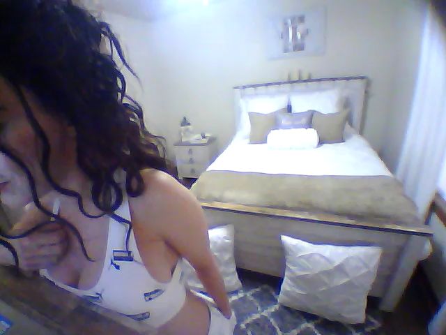 Live sex webcam photo for SweetHoney33 #265247475