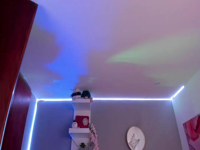 Live sex webcam photo for SaraValennn #255493391