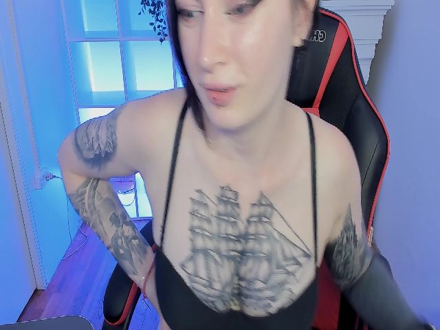 Live sex webcam photo for HelenCarter #262429324