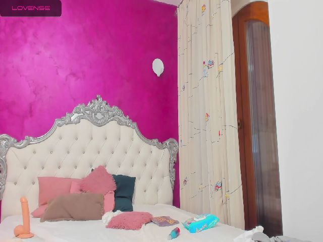 Live sex webcam photo for AimeeTeen #259192942