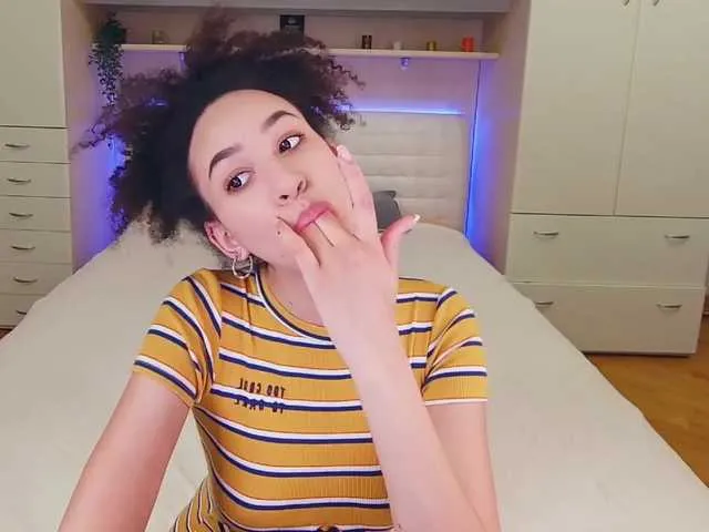 Live sex webcam photo for RaffaelaC #241227747