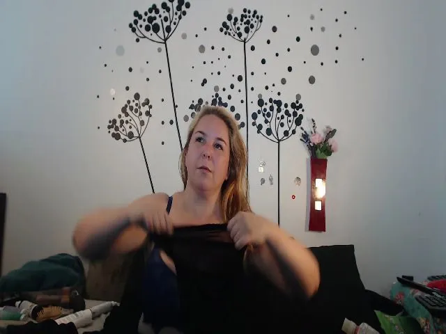 Live sex webcam photo for voluptuousDDD #255130338