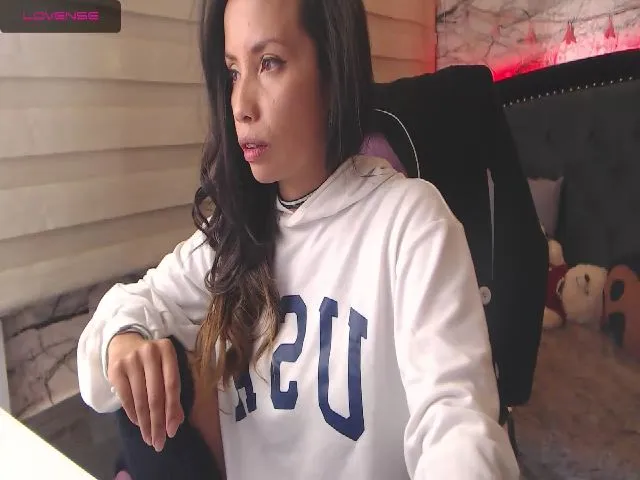 Live sex webcam photo for Karolkim018 #260444537