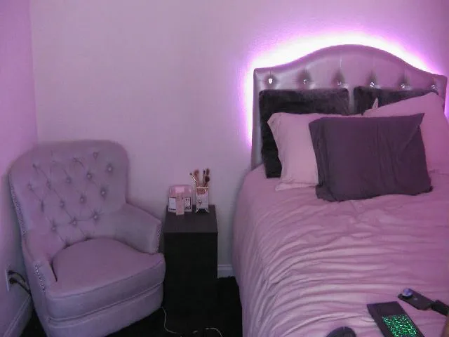 Live sex webcam photo for MeganMaxine #262492927
