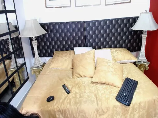 Live sex webcam photo for SharaEbony1 #255337165