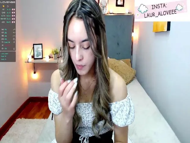 Live sex webcam photo for Laura_Lovee_ #253495604