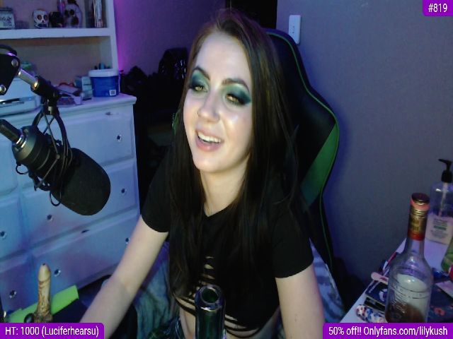 Live sex webcam photo for LilyKush #254088949