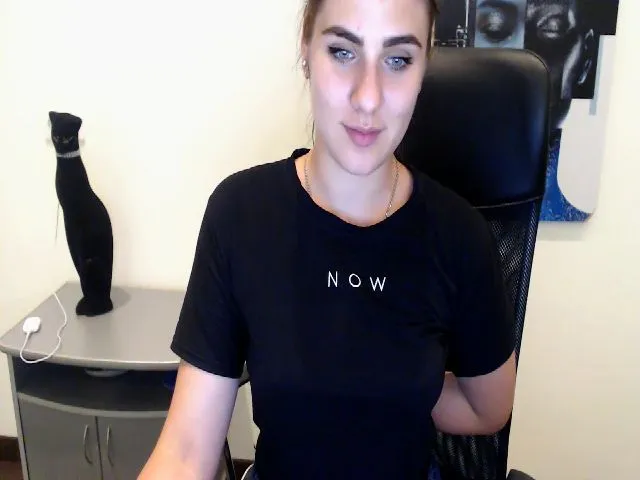 Live sex webcam photo for MollyKiss_ #263213028