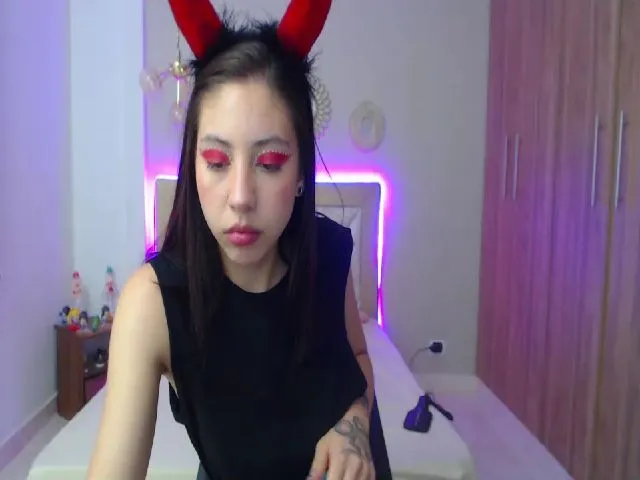 Live sex webcam photo for Emily_evans18 #260355992