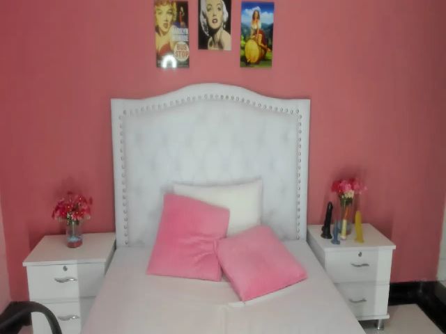 Live sex webcam photo for Abigail_Valz #258697114