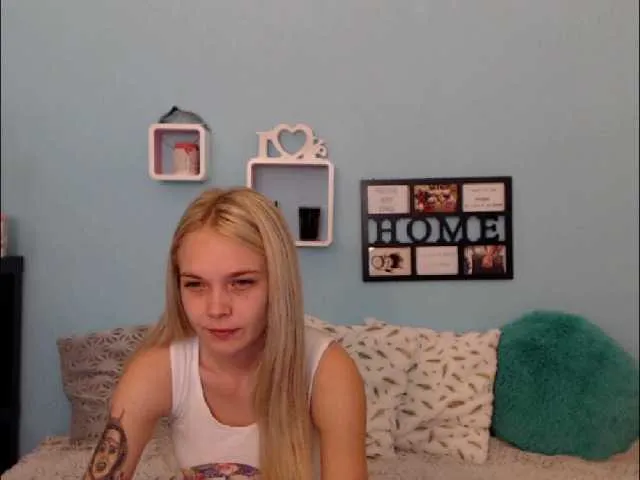 Live sex webcam photo for AnnaHappy18 #247667753