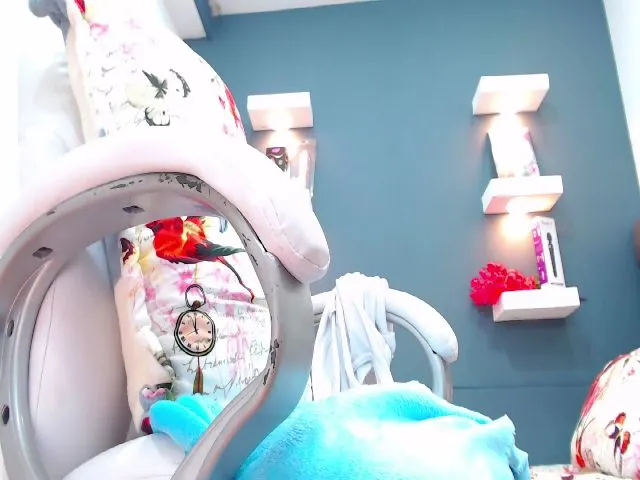 Live sex webcam photo for HANNAH_19 #253234814