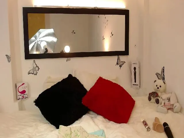 Live sex webcam photo for Juliannemore #260350091