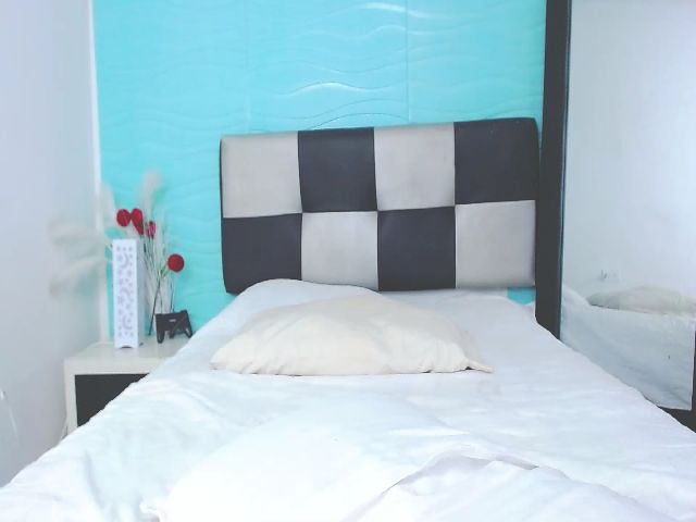 Live sex webcam photo for Saralily1 #262441348