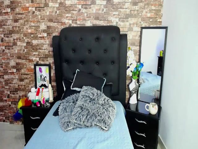 Live sex webcam photo for Gyselll_32 #253687900