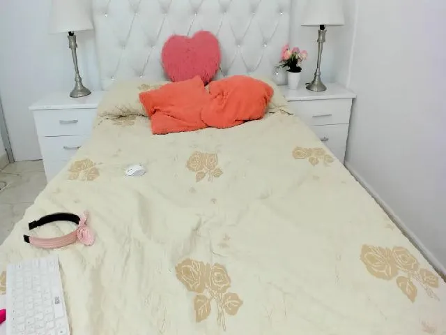 Live sex webcam photo for Beautyanne1 #254438086