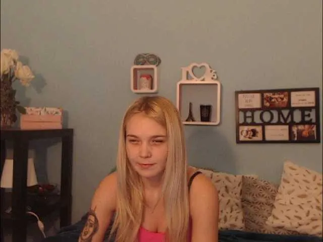 Live sex webcam photo for AnnaHappy18 #241113509
