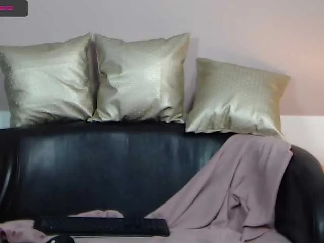 Live sex webcam photo for Roselyn25 #258609597