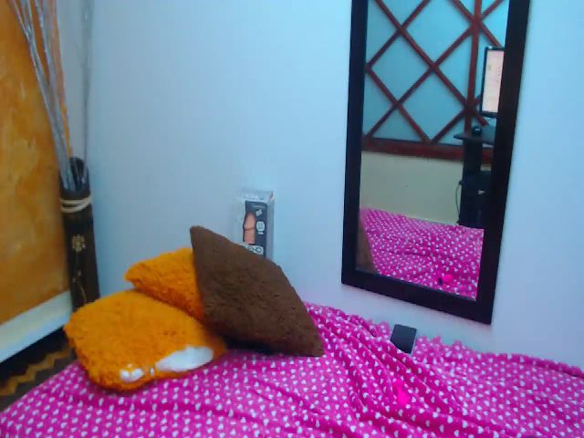 Live sex webcam photo for KellyJhons #261277080