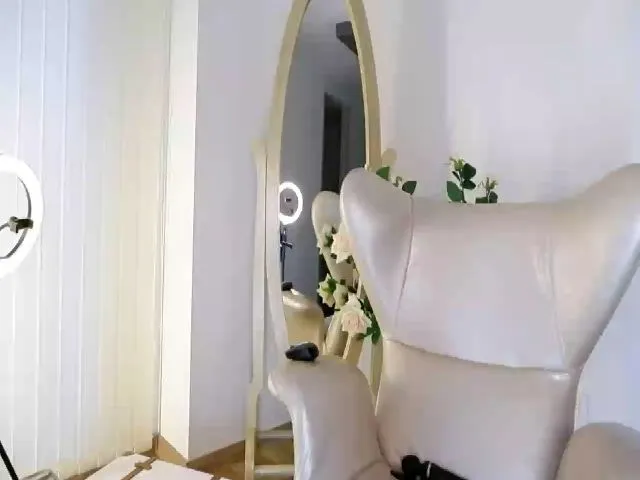 Live sex webcam photo for Anne_boleyn_ #255177340