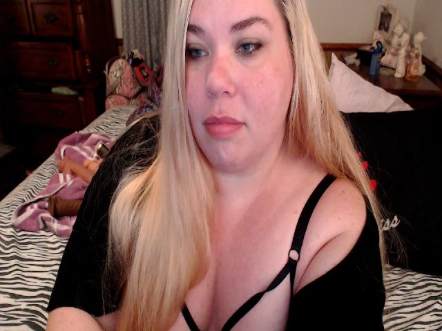 Live sex webcam photo for PlumpKittyKat #252768755