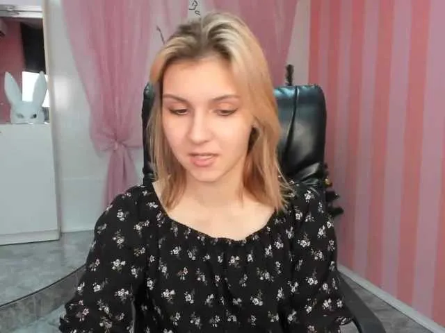 Live sex webcam photo for SexyyFoxyy #240901782