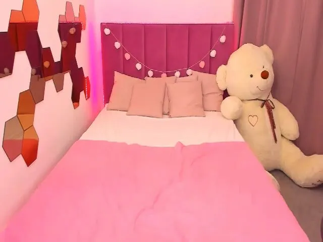 Live sex webcam photo for RedCat18 #261351313