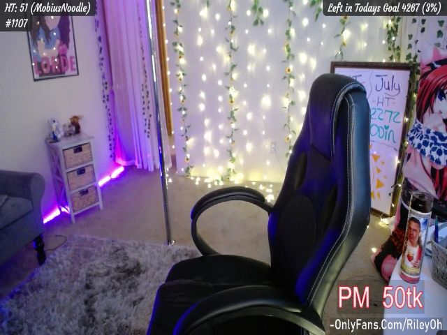 Live sex webcam photo for RileyOh #252390566