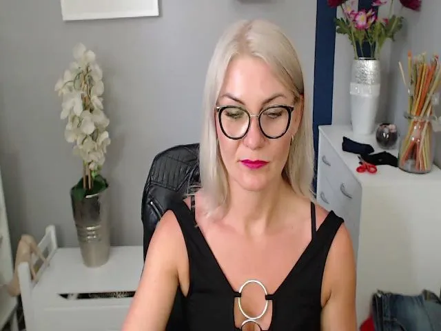 Live sex webcam photo for YummyLOR #259140419