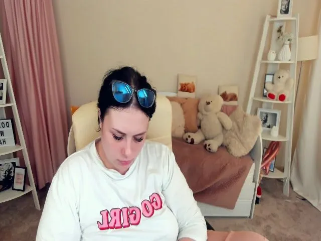 Live sex webcam photo for SerahMirabeli #263551149