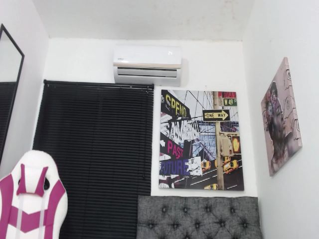 Live sex webcam photo for Andrea_greey #264729476