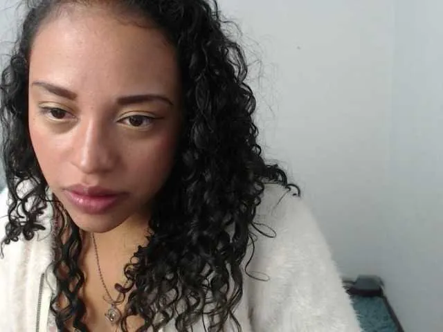 Live sex webcam photo for Angeluxxx #241041778