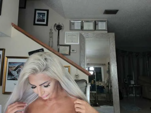 Live sex webcam photo for adrianna_fox #287953070