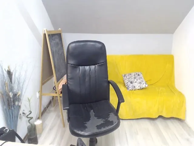 Live sex webcam photo for CurlyBella #252501668