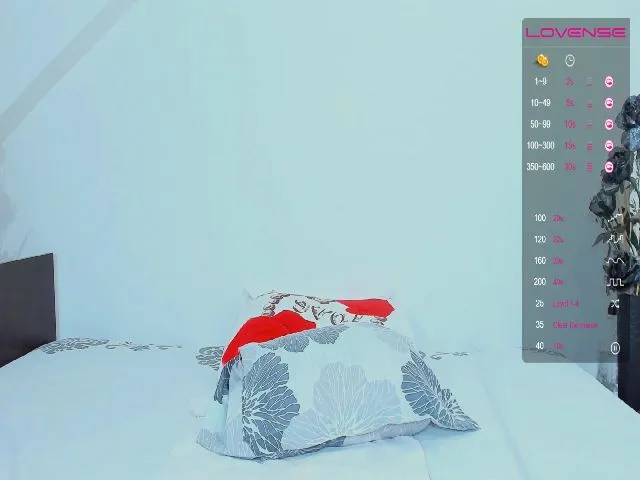 Live sex webcam photo for Lore__ #253560863