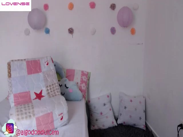 Live sex webcam photo for Em_aa #257669176