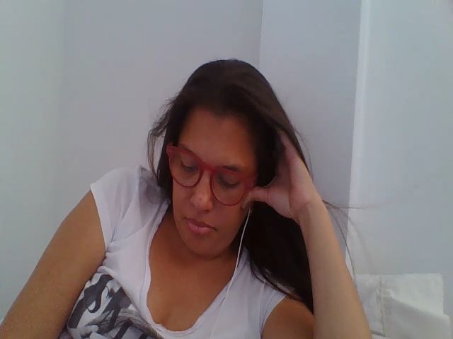 Live sex webcam photo for SweetLola01 #262157357