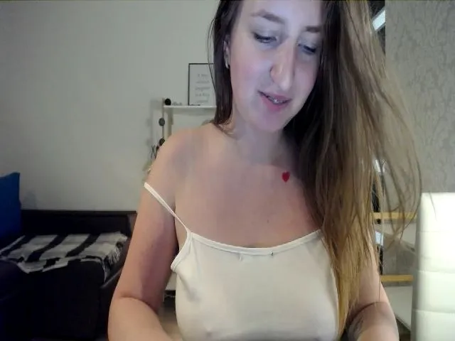 Live sex webcam photo for BubbleQueeen #258173477