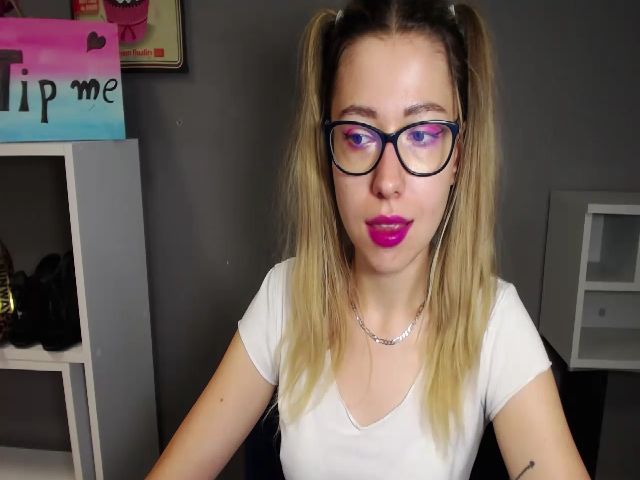 Live sex webcam photo for HeidiFLOWER #263039358