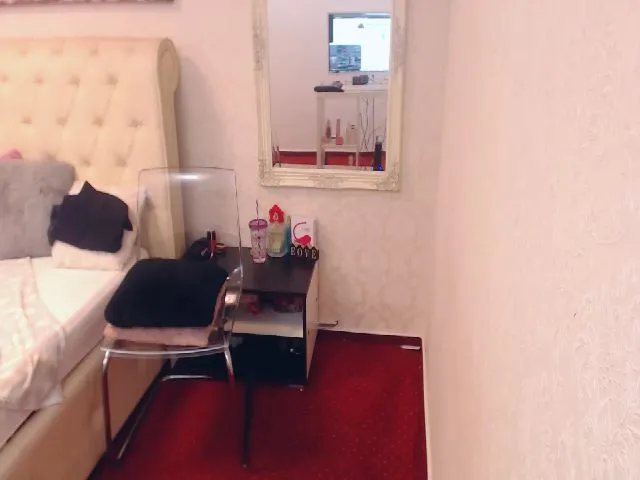 Live sex webcam photo for AlishaPacari #258893633