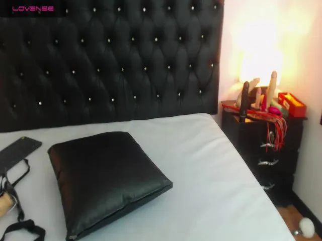 Live sex webcam photo for Shantal_19 #253966272