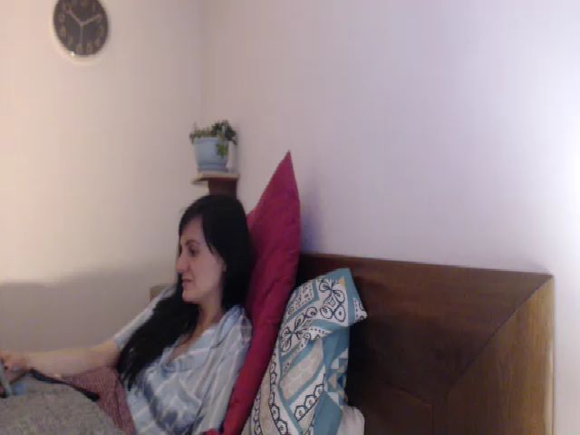 Live sex webcam photo for isabellazee2 #258405101