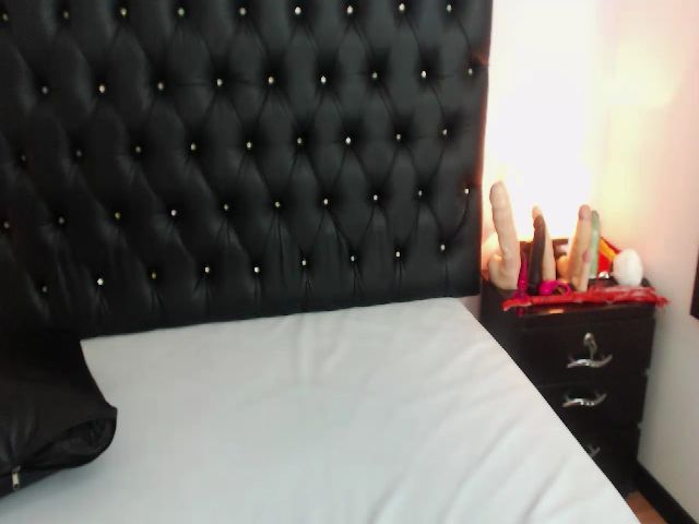 Live sex webcam photo for Shantal_19 #254603115