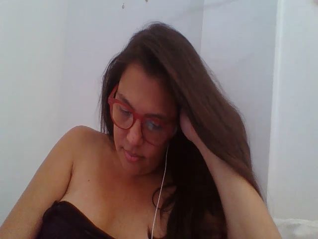 Live sex webcam photo for SweetLola01 #264969792