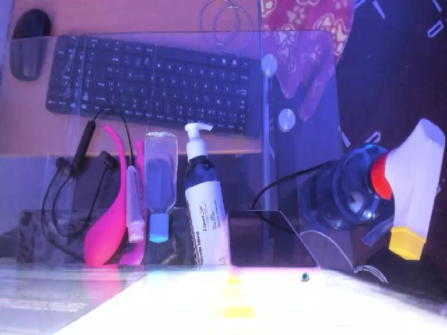 Live sex webcam photo for sexyfox_18 #254686399