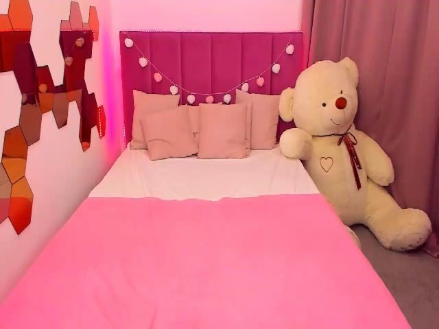 Live sex webcam photo for RedCat18 #260148730