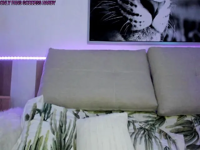 Live sex webcam photo for GoddessHardy #265461585