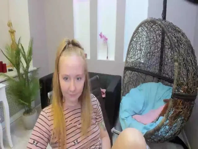 Live sex webcam photo for StunningKelly #255594150