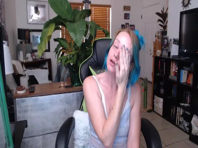 Live sex webcam photo for KinzySuicide #263190476